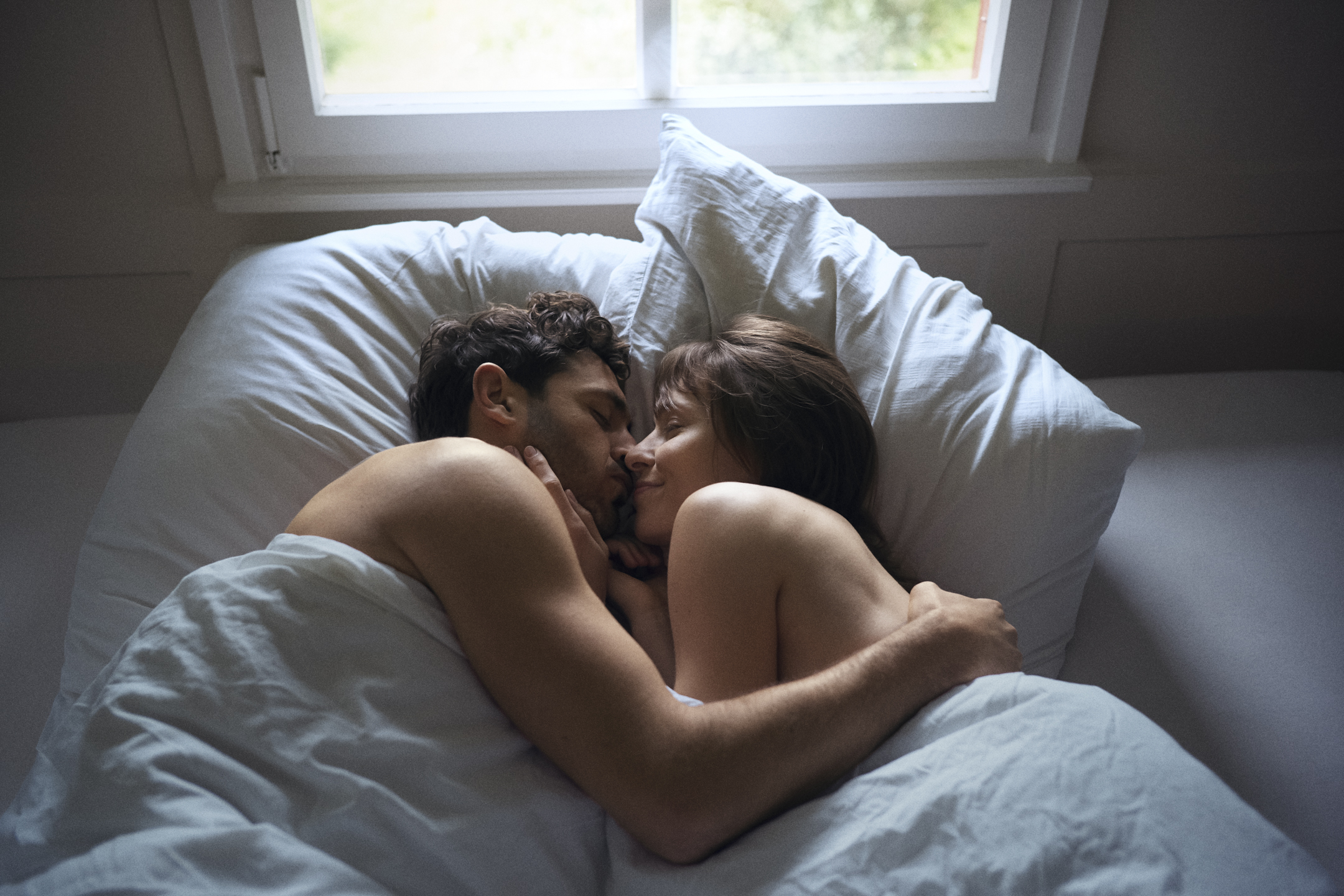 Порно Спящий На Одной Кровати